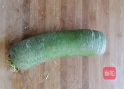 Illustration of how to mix shredded green radish with white sugar 1
