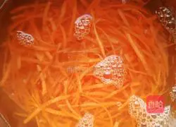 Illustration of how to make steamed carrot shreds 1
