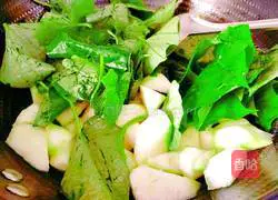 Illustration of how to stir-fry loofah and sweet potato leaves 7