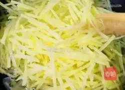 Illustration of how to cook shredded potatoes and celery 6