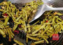 Illustration of how to make dry stir-fried beans 15