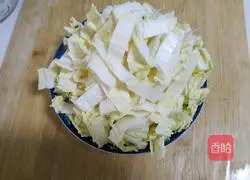 Illustration of how to make spicy and sour cabbage stir-fried wide noodles 1