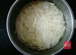 Illustration of how to make spicy and sour cold potato shreds 5