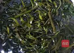 Illustration of how to make cold kelp shreds 1