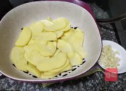 Illustration of how to make garlic-fried potatoes 3