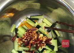 Illustration of how to make cold cucumber strips 11