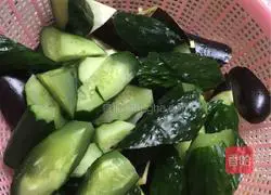Illustration of how to cook eggplant with green pepper and cucumber 1