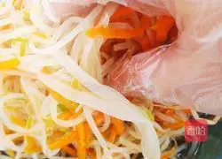 Illustration of how to stir-fry mung bean sprouts 11