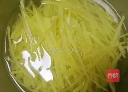 Illustration of how to make cold shredded potatoes 1