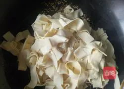 Illustration of making spicy cumin dried tofu 13