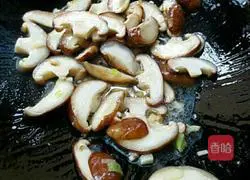 Illustration of how to stir-fry broccoli with mushrooms 8