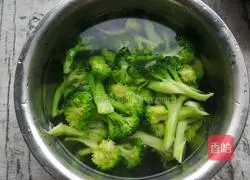 Illustration of how to make broccoli mixed with black fungus 9