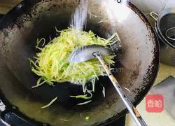 Illustration of how to make green pepper and potato shreds 7