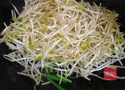 Illustration of how to stir-fry mung bean sprouts and leeks 2
