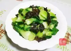 Illustration of how to stir-fry green vegetables with black fungus 1