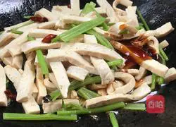 Illustration of how to make fried tofu with celery 9