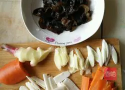 Illustration of how to make stir-fried yam and fungus 1