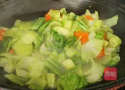 Illustration of how to stir-fry carrots and mustard greens 11