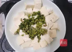 Illustration of the seasonal dish of Chinese toon sprouts mixed with tofu 2