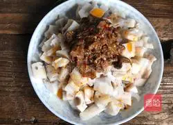 Illustration of how to mix mushroom sauce with diced lotus root 6