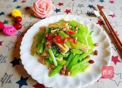 Illustration of how to make celery and peanuts mixed with yuba 1