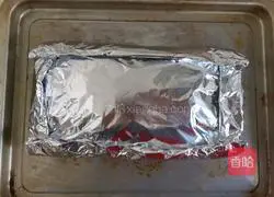 Illustration of how to make enoki mushrooms with minced garlic and tinfoil 11