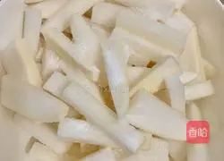 Illustration of how to make spicy and sour radish with vinegar 1