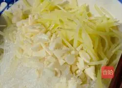 Illustration of how to make cold double silk noodles 1