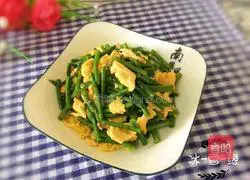 Illustration of how to make fried cowpeas and eggs 1