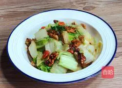 Illustration of how to make Chinese cabbage with wolfberry and walnuts 8