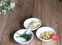 Illustration of how to stir-fry vermicelli with fungus 5