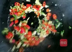 Illustration of how to make super delicious and nutritious diced lotus root stir-fried with lily peanuts 6