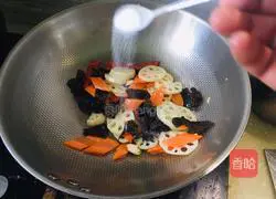 Illustration of how to make fried lotus root with fungus, carrot and lotus root 8