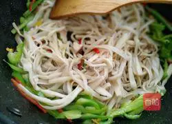 Illustration of how to shred Pleurotus eryngii mushrooms 8