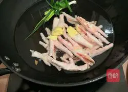 Illustration of how to make spicy and sour wind claws 2