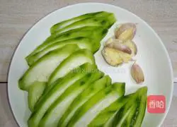 Illustration of how to make stir-fried loofah 1