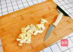 Illustration of how to stir-fry green beans with tea tree mushrooms 7