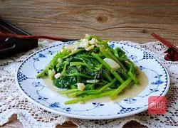 Illustration of how to make garlic fermented fermented water spinach 10