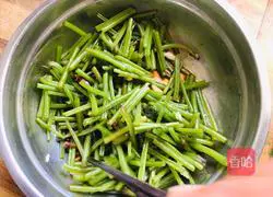 Illustration of how to cook sweet potato stems 10