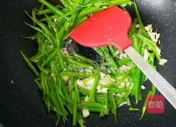 Illustration of how to make garlic water spinach 5