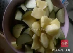 Illustration of how to cook eggplant with potatoes 4