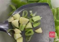 Fried potato slices with green pepper Illustration of how to do it 1
