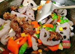 Illustration of how to make lotus pond stir-fry 17