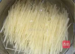 Illustration of how to make cold spicy potato shreds 3