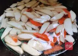 Illustration of how to make fried king oyster mushrooms and carrots 8