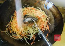 Illustration of how to make vinegar-coated potato and carrot shreds 3