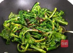 Illustration of how to stir-fry kale sprouts with soybean paste 5