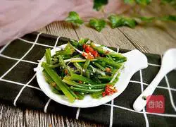 Illustration of how to make spicy spinach with reduced fat 9