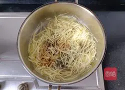 Illustration of how to make spicy and sour potato shreds 9