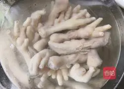 Illustration of how to make spicy and sour chicken feet with lemon 3